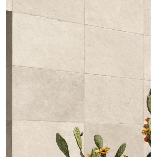 kohatasu bezs feher vilagos mediterran fagyallo haz falburkolat jarolap vegyes lerakas padloburkolat fagyallo csuszasmentes terasz nappali rusztikus szelu koburkolat.jpg